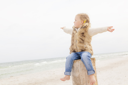 Kind freut sich am Ostseestrand
